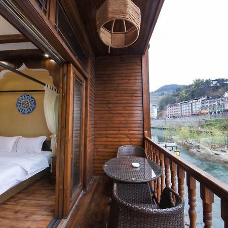 Flower Time Inn Fenghuang Esterno foto