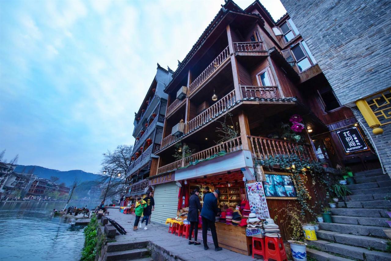 Flower Time Inn Fenghuang Esterno foto